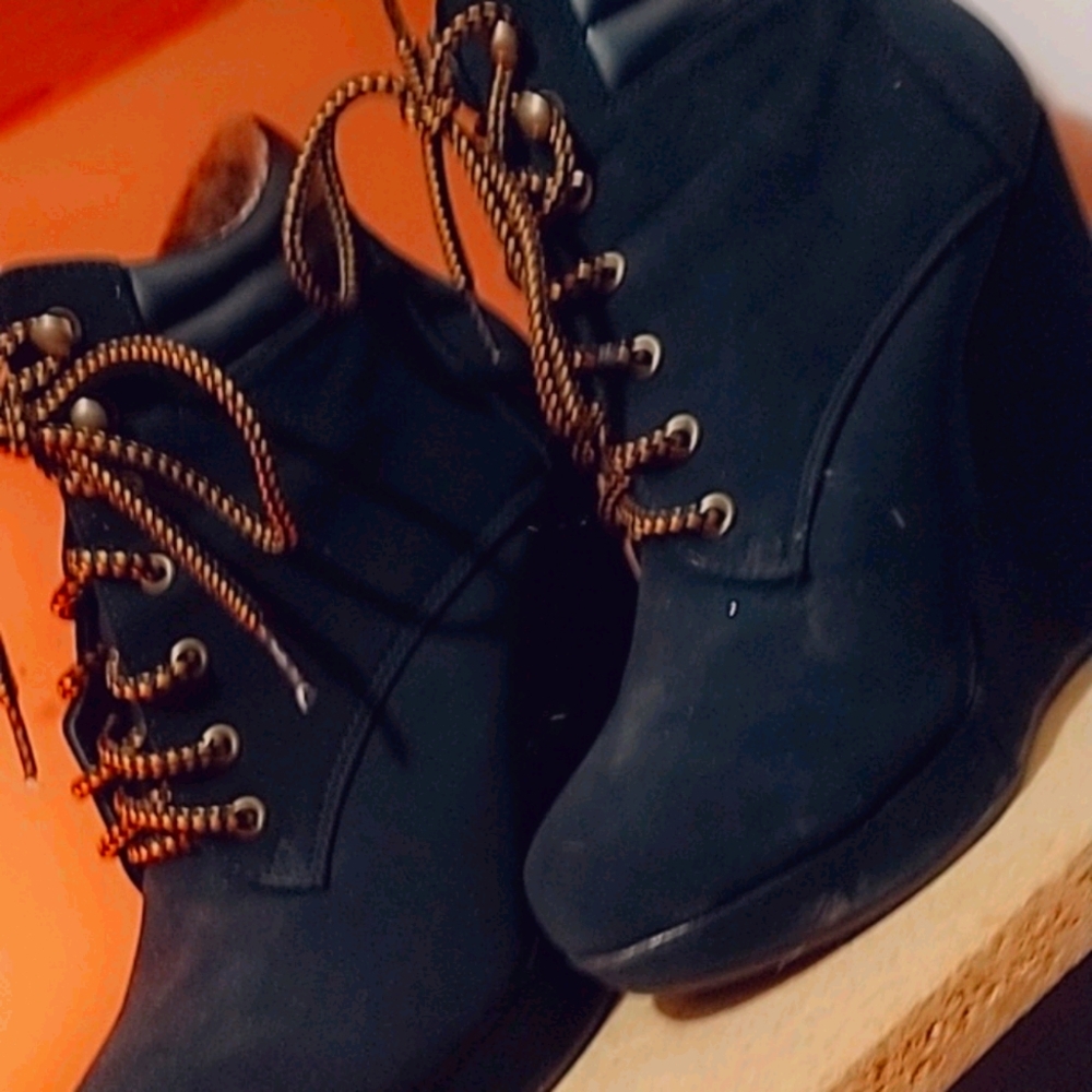 Black wedges
